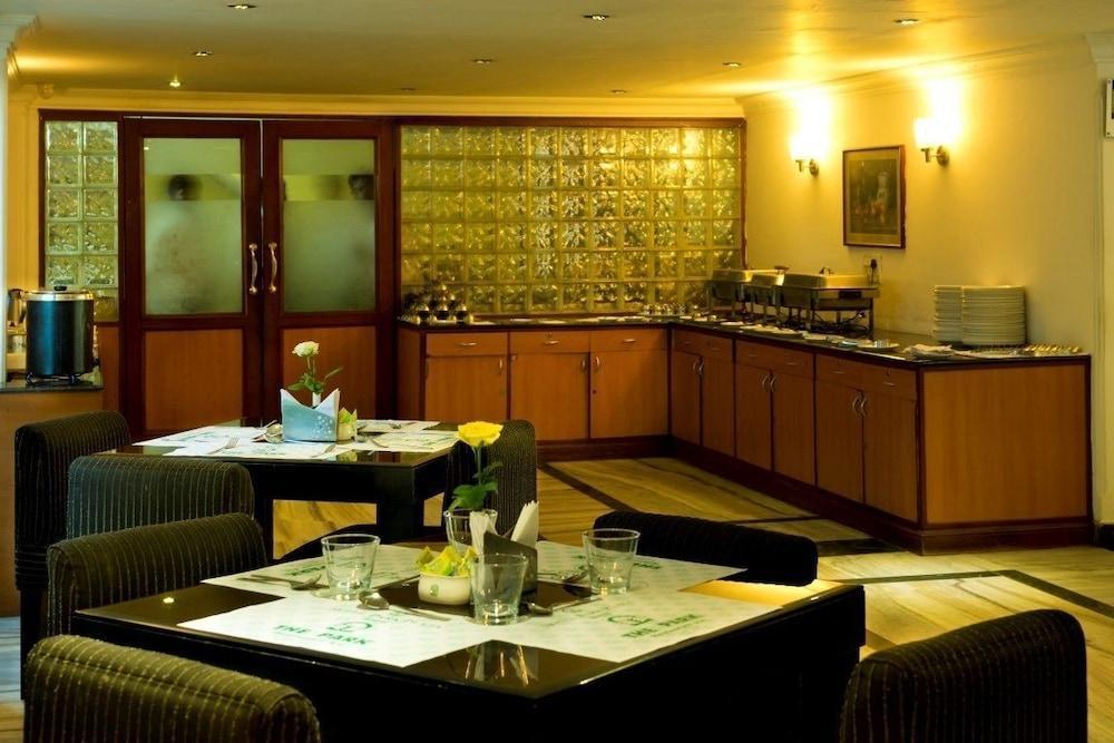Hotel Park Plaza Chennai Exteriör bild